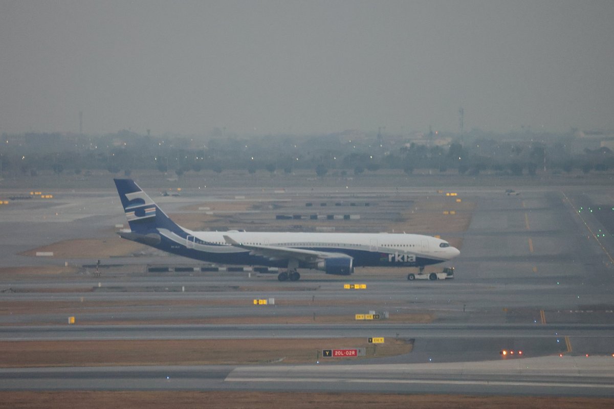 musonda_o's tweet image. Arkia 
A330-200  9H-ALC
Suvarnabhumi Airport, Bangkok, Thailand
17 Jan 2026
IZ592 BKK-TLV

アルキア･イスラエル航空のA332がゲートに向けてトーイングされていきます。暗いし窓ガラスの影響で証拠程度。Arkia塗装だけど運航はHi Fly Malta
Siam Mandarina Hotelより撮影
#Arkia #BKK #A332