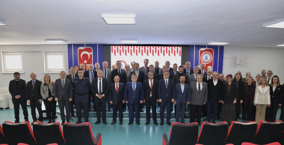 Bugün Üniversitemizde 2025–2026 Akademik Yılı Dış Paydaş Toplantımızı yaptık. 

Kamu ve sanayi arasındaki iş birliğini güçlendirmek ve ortak vizyonumuzu pekiştirmek amacıyla bir değerlendirme ve fikir alışverişi imkanı bulduk. 

Katılımları ve katkıları için Zonguldak Vali