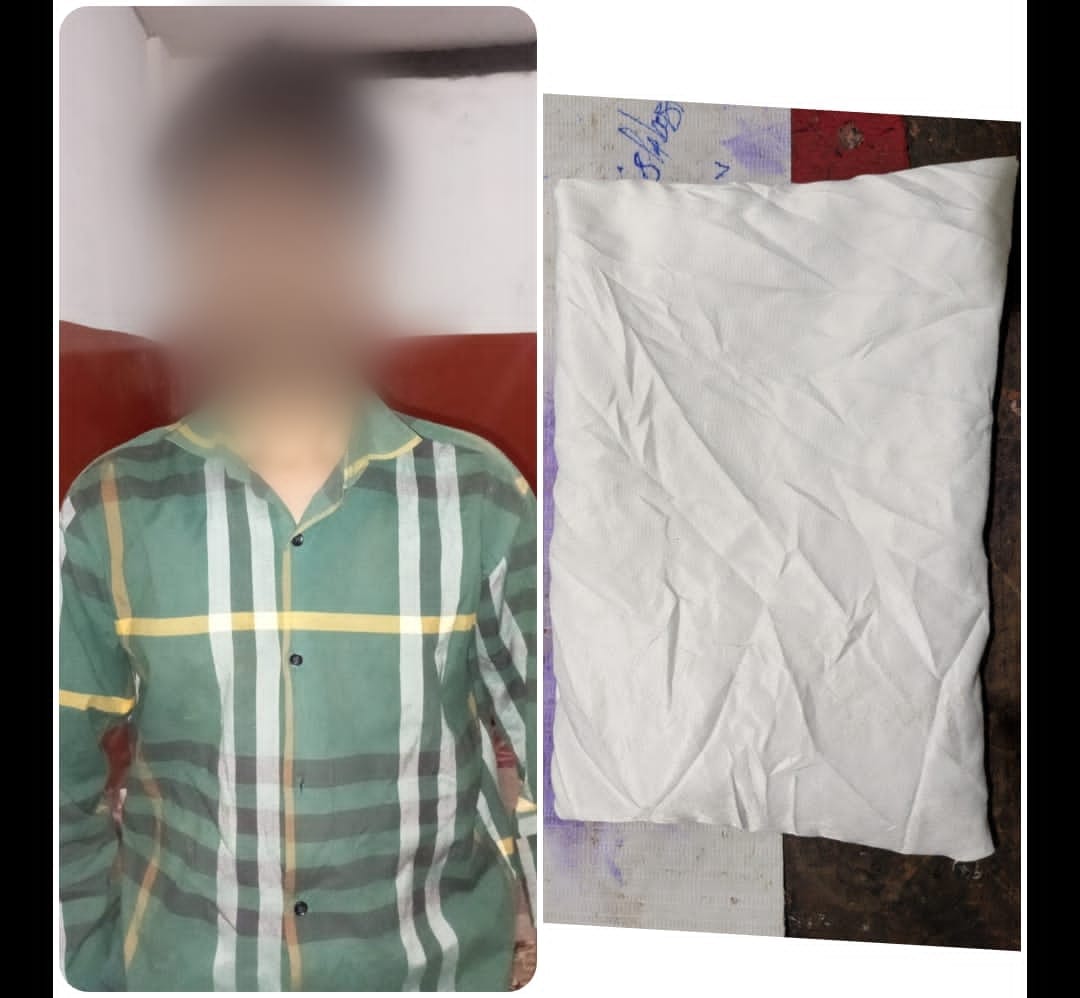 KarachiPolice_'s tweet photo. چاکیواڑہ پولیس نے ٹارگٹڈ کارروائی کے دوران منشیات فروشی میں ملوث مطلوب ملزم علی نواز کو گرفتار کر لیا۔
ملزم کے قبضے سے منشیات برآمد، مقدمہ درج کر کے مزید قانونی کارروائی جاری ہے۔
#TargetedOperation
#DrugFreeKarachi
#CrimeControl
#KarachiPolice https://t.co/KLtdVYz0wG