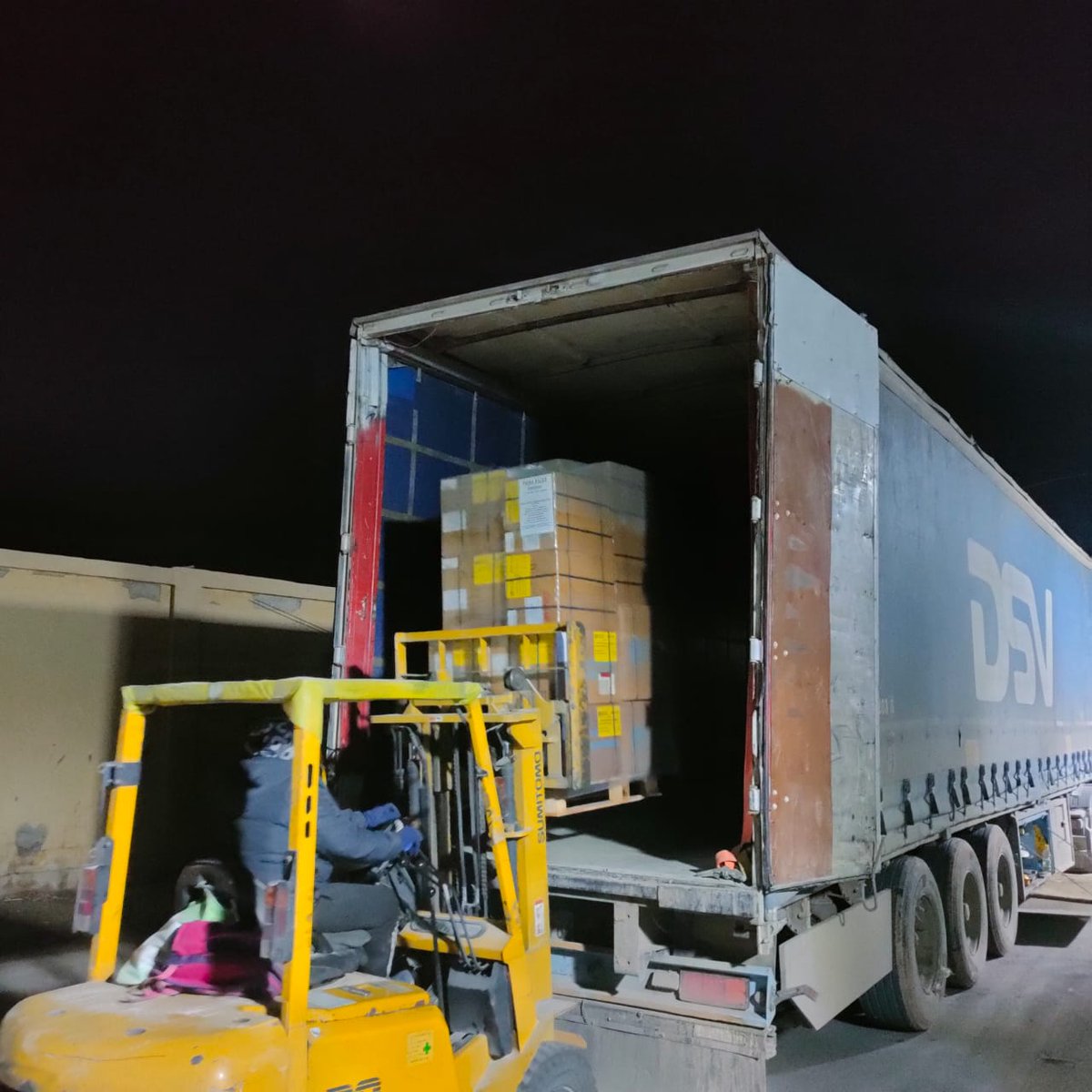 WHOSyria's tweet photo. In response to recent developments in northeast Syria, over 190 emergency medical kits (45.2 tonnes)—supporting more than 236,118 treatments—were delivered by @WHO, working with health partners &amp; authorities.

The supplies reached Aleppo, Deir Ezzor, Ar-Raqqa, Qamishli &amp; Kobani. https://t.co/E7NX2scpbC