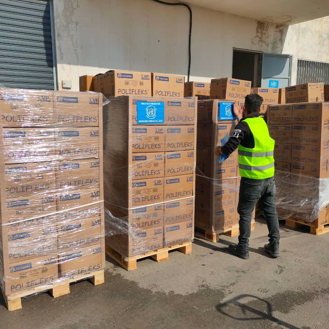 WHOSyria's tweet photo. In response to recent developments in northeast Syria, over 190 emergency medical kits (45.2 tonnes)—supporting more than 236,118 treatments—were delivered by @WHO, working with health partners &amp; authorities.

The supplies reached Aleppo, Deir Ezzor, Ar-Raqqa, Qamishli &amp; Kobani. https://t.co/E7NX2scpbC