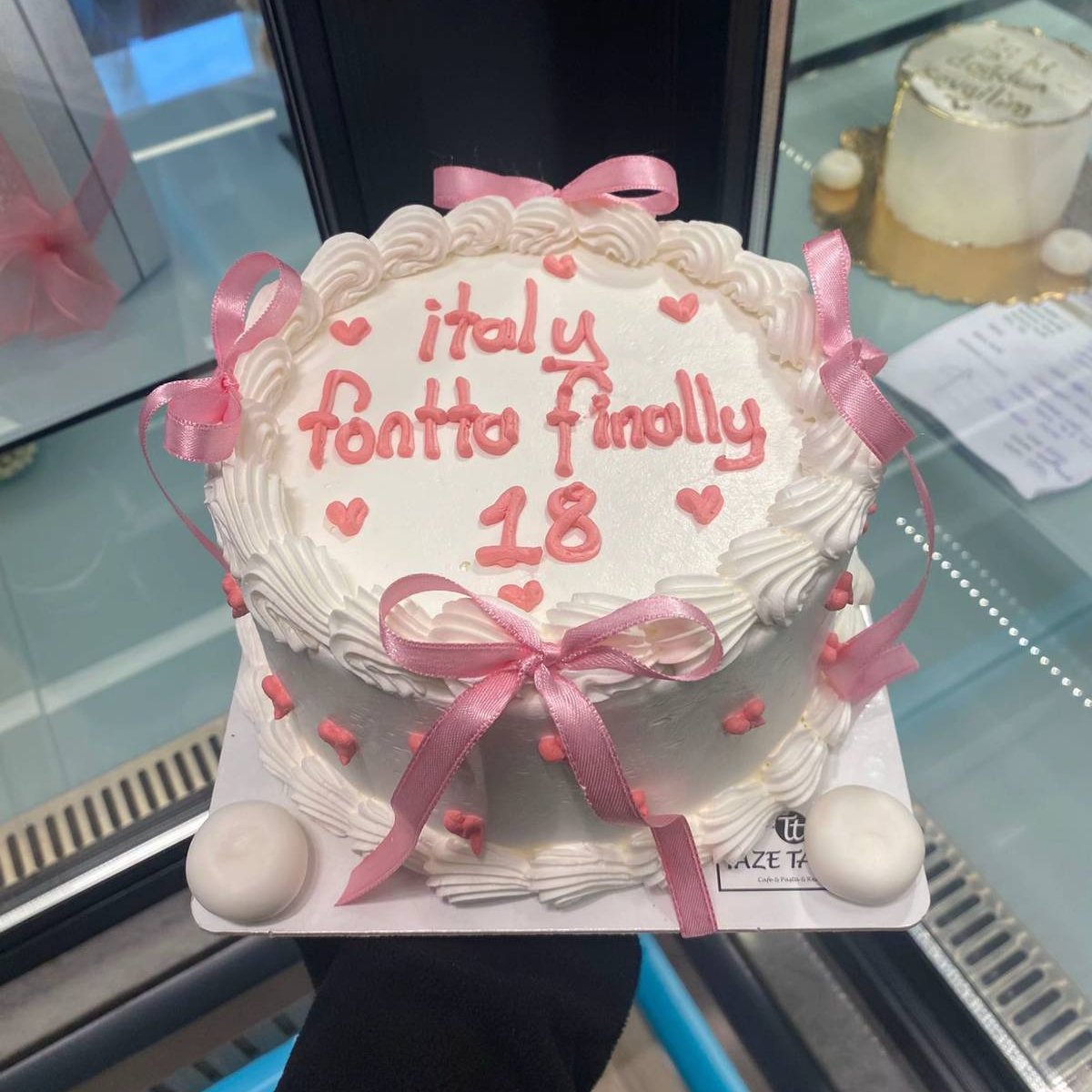 Bir genç, pastanın üzerine yazılmasını istediği not ile pastacının yazdığı yazıyı paylaştı: