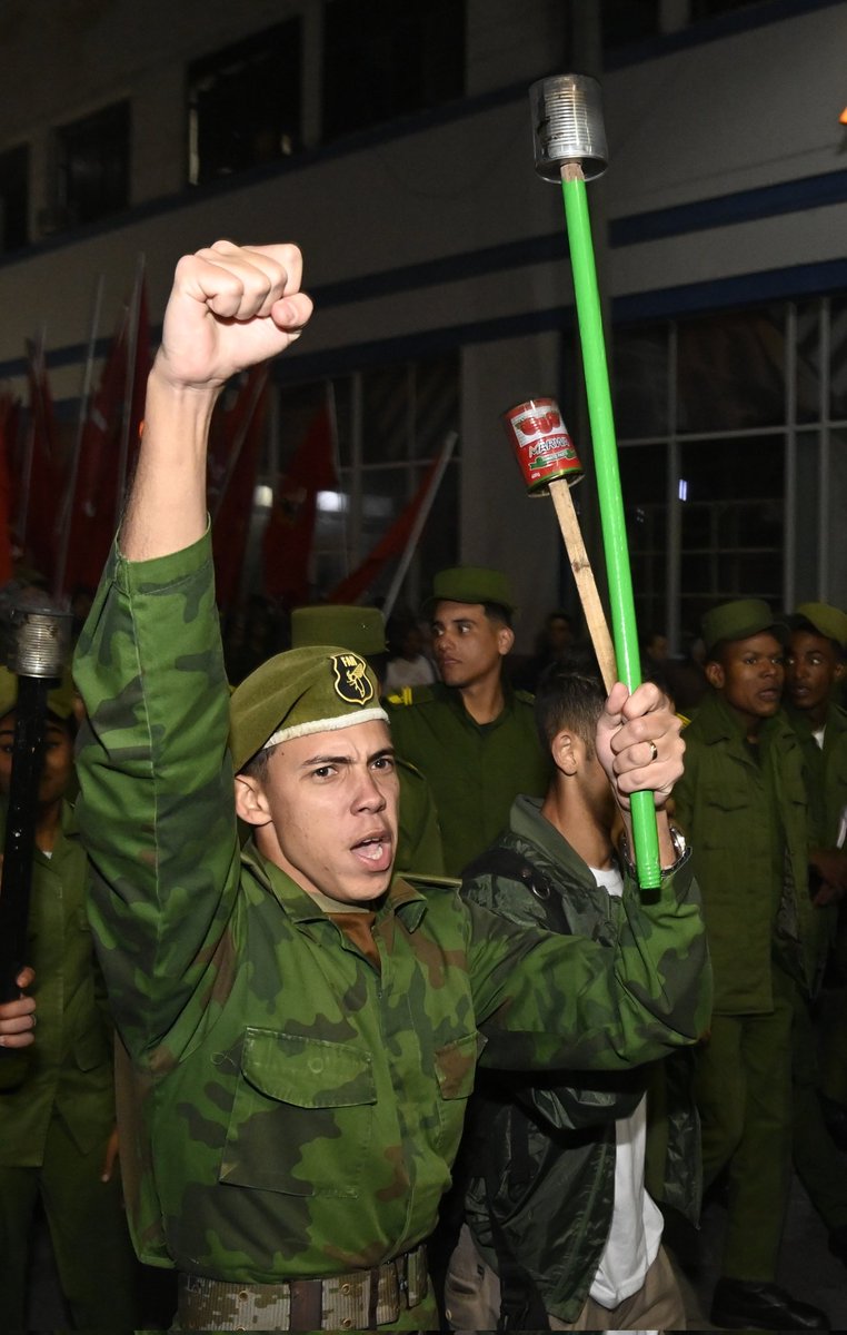 🇨🇺| La generación del centenario de #Fidel se “adueñó” de la escalinata de la Universidad donde el joven rebelde se hizo revolucionario.

El Presidente <a href="/DiazCanelB/">Miguel Díaz-Canel Bermúdez</a> estuvo al frente de la multitud que inundó las calles hasta la Fragua Martiana.

📎| presidencia.gob.cu/es/noticias/an…