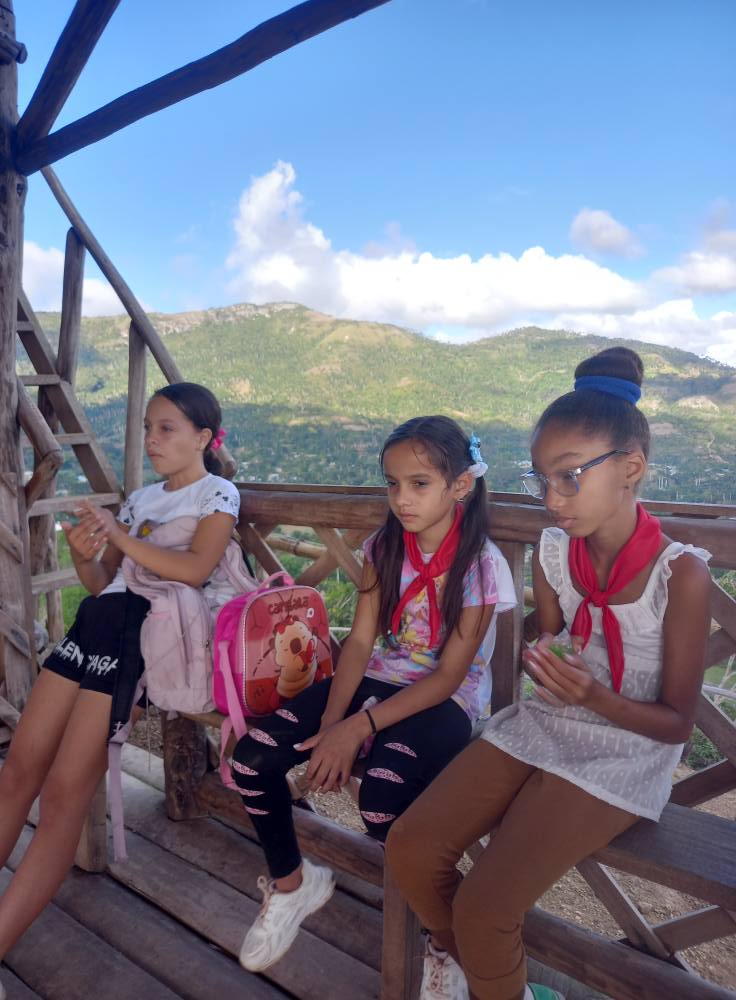 Radio8SF's tweet photo. Los  educandos de la escuela Luis Cervantes, visitando el mirador de San  Benito en saludo al 173 aniversario de nuestro Héroe Nacional y al  Centenario de Nuestro Comandante Fidel Castro. https://t.co/b8Ca5N37TF