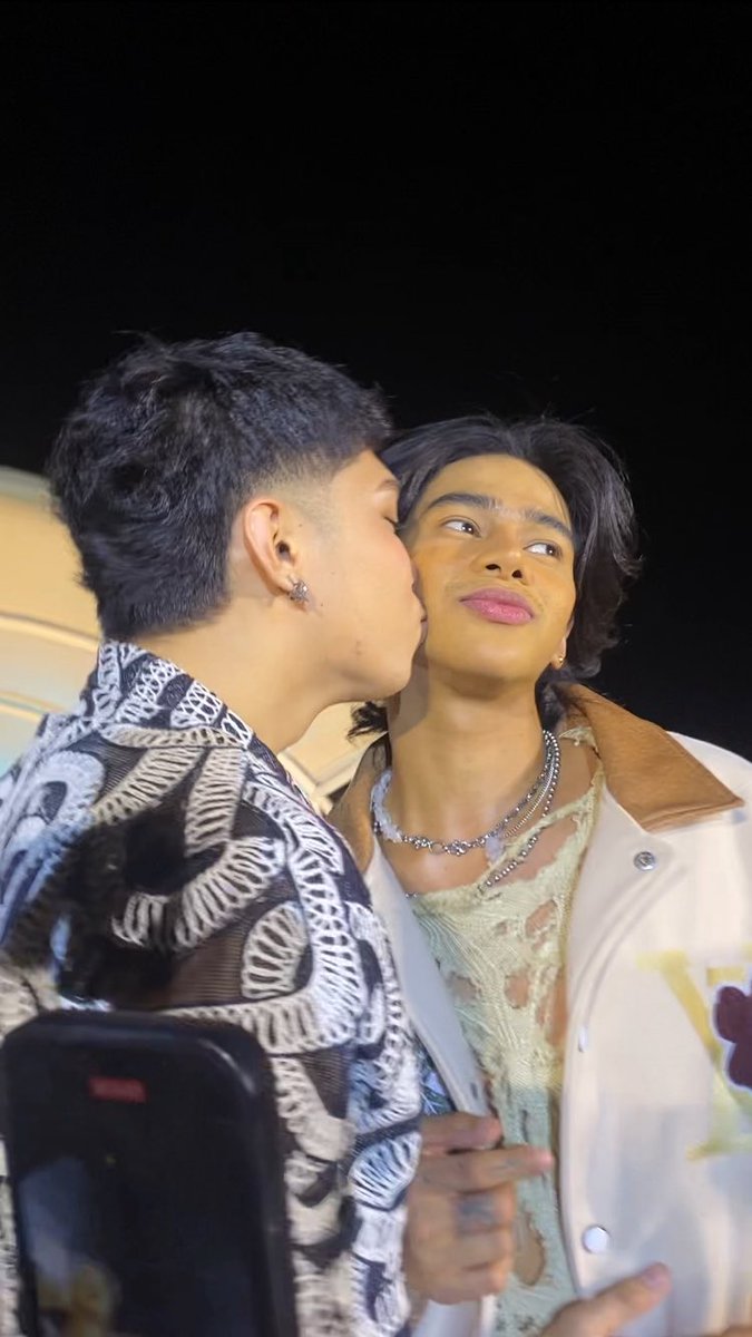 riannauh's tweet image. 