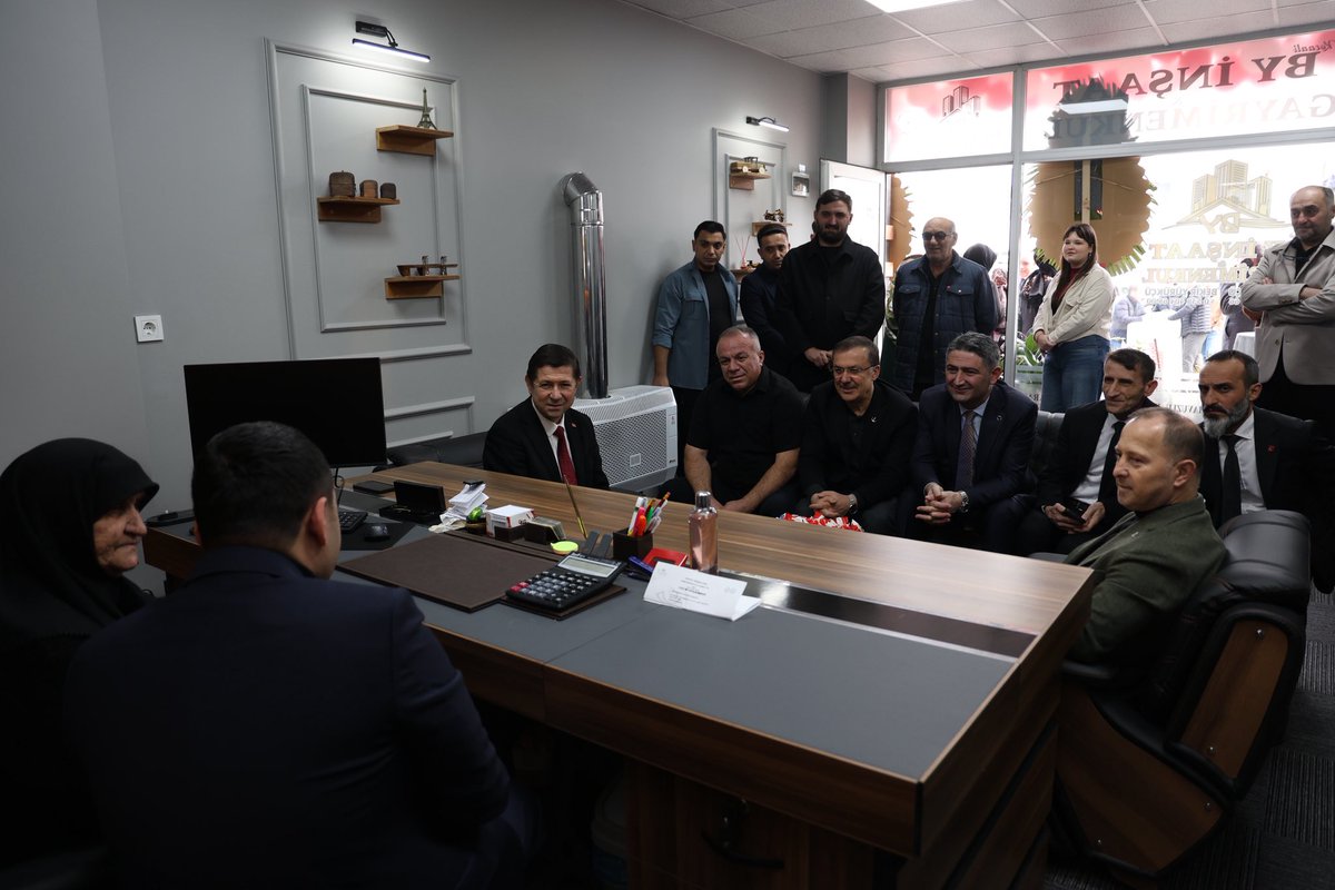 İlçemizde bugün itibariyle faaliyetlerine başlayan BY İnşaat - Gayrimenkul’ün Kocaali Belediye Başkanımız Turan Yüzücü, Gençlik ve Spor İl Müdürümüz Cemil Boz, Siyasi Parti İlçe Başkanlarımız ve değerli davetlilerin katılımlarıyla açılışını gerçekleştirdik.