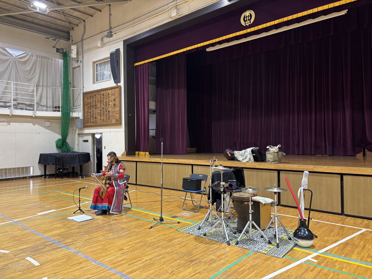 昨日は二つの小学校でポラリス〜馬頭琴 美炎でした。
今年もスーホの季節がやってきました。
暖房完備の体育館なので暖かい！のですが、演奏中はブーンと鳴ってる暖房を切って馬頭琴の音色に集中してもらいます。
質問たくさん！
#ポラリス馬頭琴美炎 #スーホの白い馬 #yamahadrums #zildjian #aspr