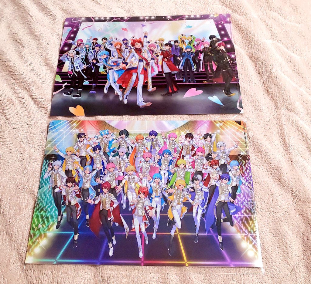 デスクマットの下に昨年のクリアファイル挟んでたけど今年のに替えた