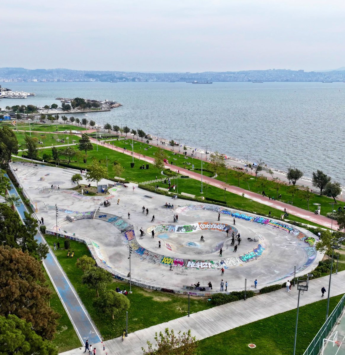 Sen her zaman 14 yaşında, güler yüzünle hatırlanacaksın Ahmet.

Adın İzmir’de çok sevdiğin kaykay sporuyla anılacak, senin gibi kaykayı çok seven arkadaşların hatıranı yaşatacak.

Bostanlı'daki kaykay parkımızın adı artık Mattia Ahmet Minguzzi Parkı. Unutmayacak,