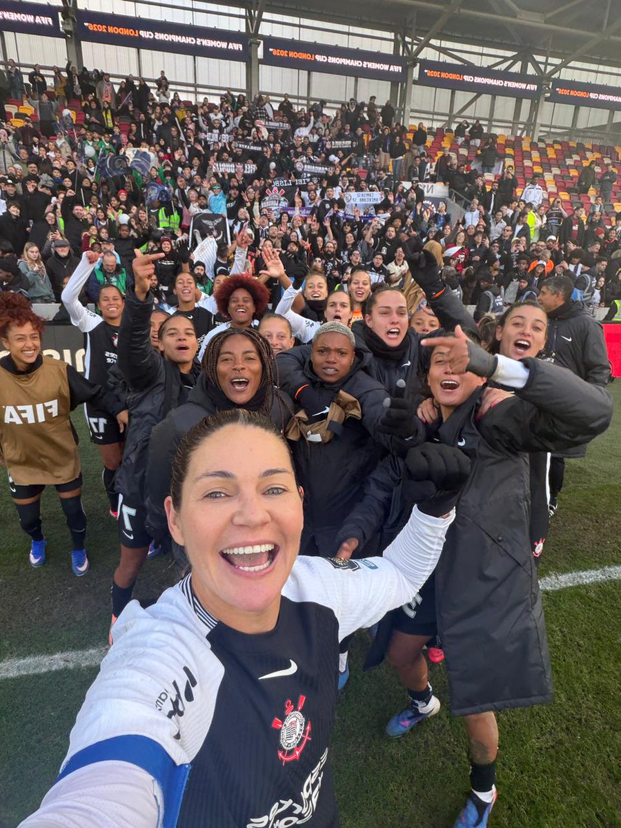 Corinthians's tweet photo. Craque decisiva 🔟! 

A selfie da nossa rainha junto com elenco e torcida! 🤳⚽️

#BrabasInLondon
#VaiCorinthians https://t.co/EFUQSWpPsp