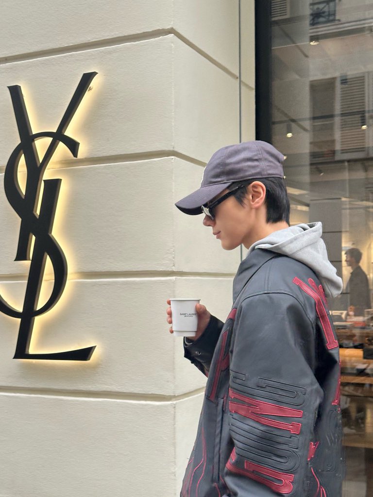 กินซะ….. ไม่กินจะหิวโซ มัวแต่ทำอย่างงั้น มัวแต่ทำอย่างงี้ ถ้าไม่หยุด(หล่อ)สักที เดี๋ยวจะมีคน(หลงรักจนโงหัวไม่ขึ้น)ทุกวัน

TENLEE WITH YSL MENs WINTER26
#SaintLaurentxTEN