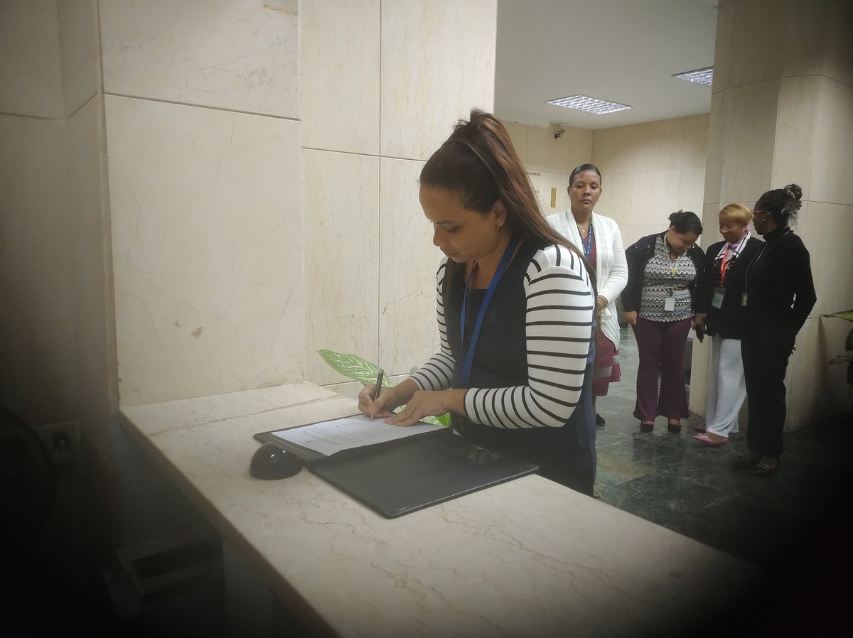 📍 #BancariosCubanos continúan honrando el legado de #MartíVive a 173 años de su nacimiento; hoy los auditores del <a href="/BancoCentralCub/">Banco Central de Cuba</a> firmaron su código de ética con el compromiso de mantener en alto los valores de honestidad, consagración y patriotismo.