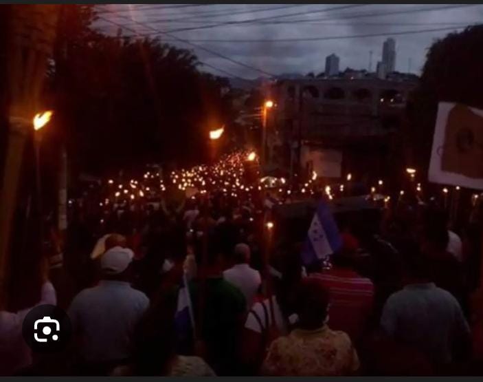 Ibrahim89435491's tweet photo. Como hijos de Fidel y herederos de Martí, hagamos que nuestras redes sociales sean también un mar de luces. Invitamos a todos los comunicadores y colaboradores a:

 #MartíVive, #MarchaDeLasAntorchas y #CubaPorLaVida. https://t.co/6gmk9aQw8r