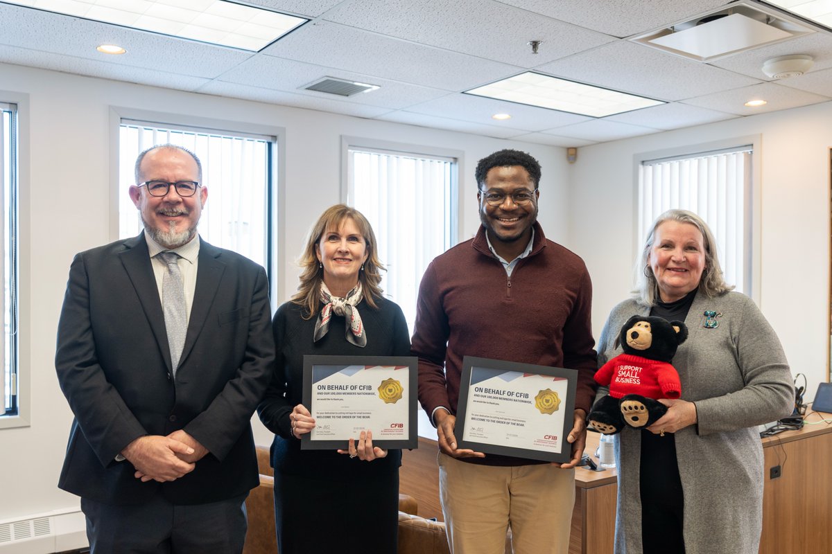 During #RedTapeAwarenessWeek, <a href="/CFIB/">Dan Kelly</a> is proud to award the Order of the Bear to PEI’s Project A.R.T. team 🐻🎉
Measuring red tape isn’t flashy, but it’s essential. 

Huge kudos to the <a href="/InfoPEI/">Government of PEI</a> public servants doing this important work. Well deserved!
cfib-fcei.ca/en/media/cfib-…