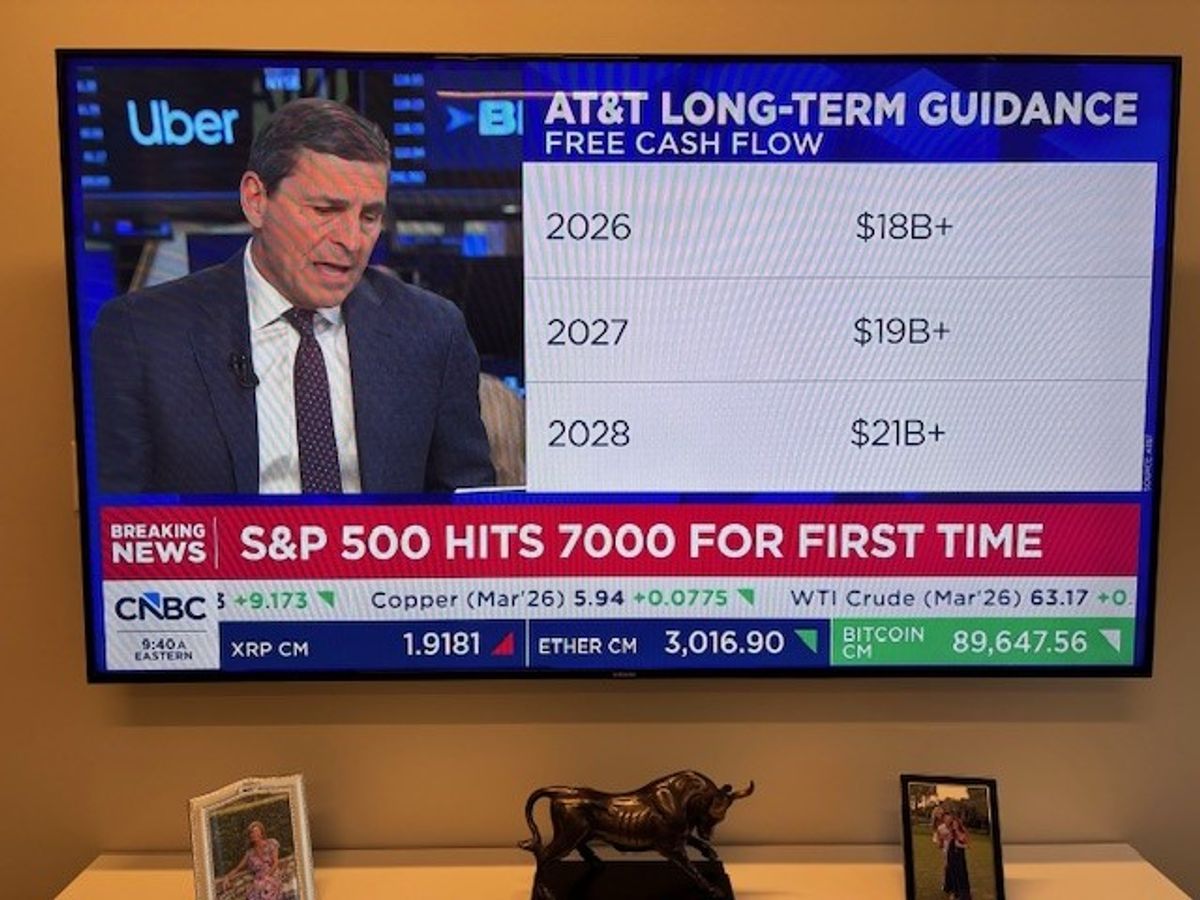 StraightLine_RJ's tweet photo. As a newly minted financial advisor, I stood on the floor of the NYSE in 1995, when the S&amp;P 500 closed at 485. that index just hit 7,000...stay bullish. https://t.co/mXixHBp0eM