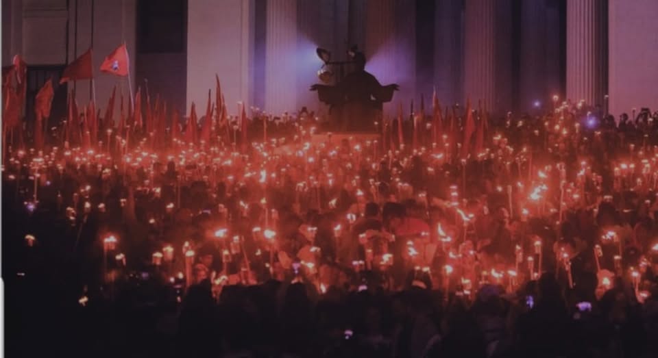 Con las antorchas del centenario en alto, la juventud cubana vuelve a marchar por Martí y Fidel.