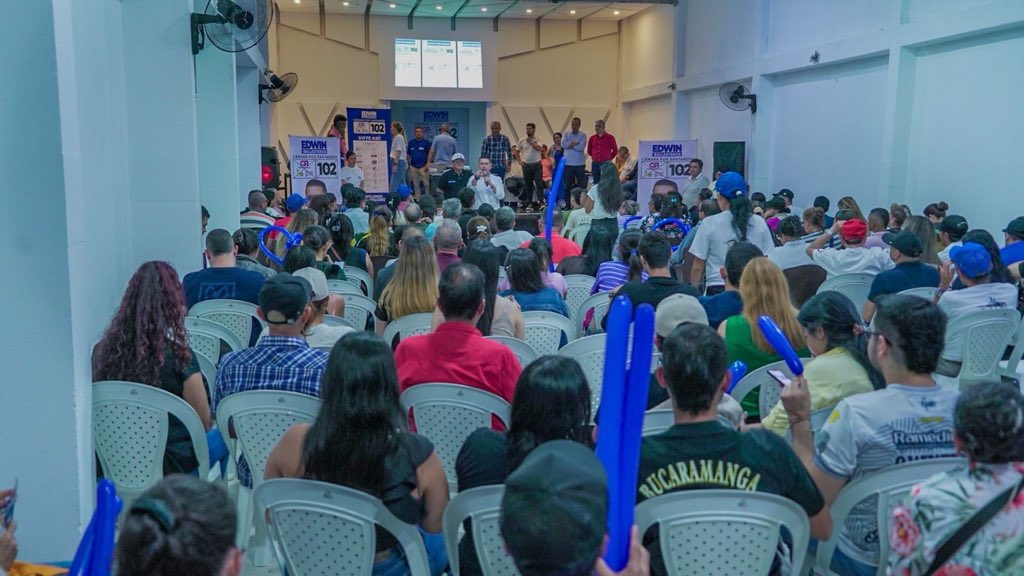 EdwBallesteros's tweet image. Nos reunimos con líderes comprometidos con el futuro de nuestro departamento porque no es una curul lo que está en juego. Es la tranquilidad, la justicia y la libertad de vivir sin miedo. 

Gracias, Bucaramanga, por creer en este proyecto y en el poder de construir juntos. 💙💪🏼…