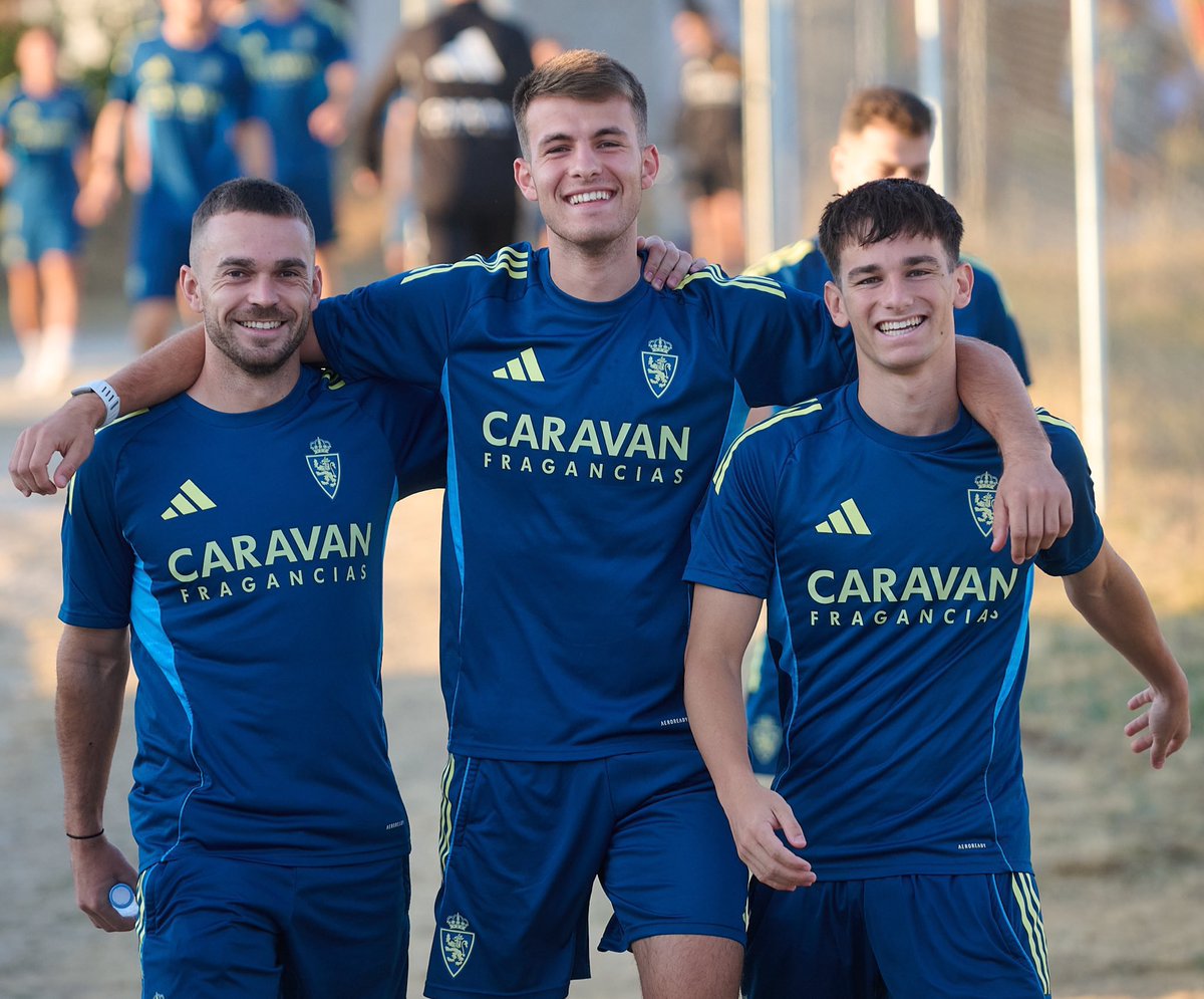 Una trituradora. El #RealZaragoza se ha convertido en una trituradora de jugadores, proyectos, personas e ilusiones. Club atropellado por sus fracasos anteriores y presentes. Sus urgencias y la falta de acierto condicionan todo

Un (otro más) ejemplo: de esta foto hace 6 meses ⤵️