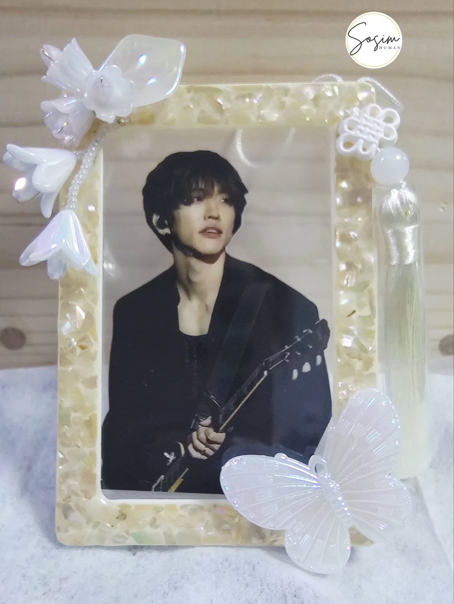 임박한 첫스케가 왔네요. 당첨되시는 분들 잘 다녀오세요. 😊
자개 탑꾸 밝은색 만들었어요. 꽃은 크리스탈이랑 비즈로 엮어서 클래스에선 쫌 어려울것 같고 장미 붙이는건 가능해요. 
웨딩분위기도 나고 흰 슈트 사진도 어울릴것 같아요. 😁 아쉽게도 저한텐 없네요. (이불은 원본 아니고 주신것)