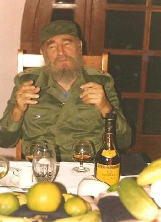 No es que tú comas, malparido. 

Es que no dejabas a nadie comer. 
Es que le quitaste la leche a los niños a los siete años. 
Es que impusiste una libreta de racionamiento desde 1962. 
Es que penalizaste y criminalizaste la carne de res y el pescado. 
Es que volviste los mariscos