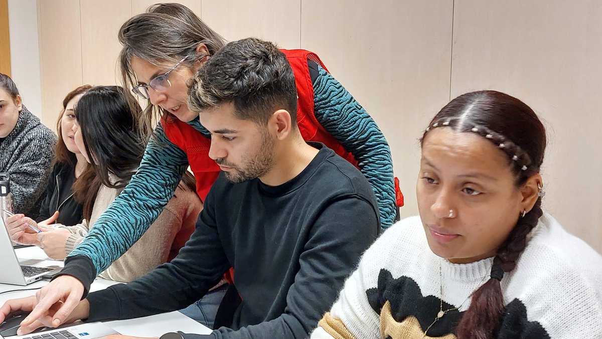 CruzRojaZgz's tweet photo. Cruz Roja e @Inaempleo suman fuerzas por el empleo.
Jóvenes de 18 a 29 años se forman en Cruz Roja mientras trabajan y reciben un salario. Una nueva forma de afrontar el desempleo juvenil, especialmente cuando falta experiencia o cualificación.

📹https://t.co/lVMeIcDHxB https://t.co/j2cp93Nt04