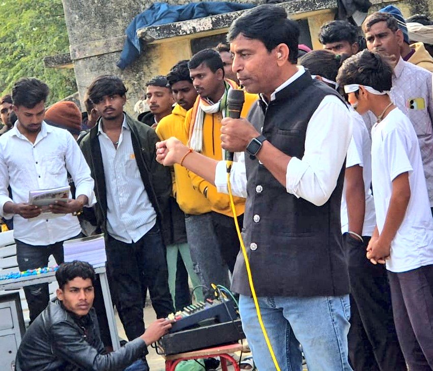 Vppatel13's tweet photo. थोड़ा गहराई से पढ़ने की आदत है हमे,
फिर चाहे वो शब्द हों या शख्स..!!💯 https://t.co/zOApqVOxR9