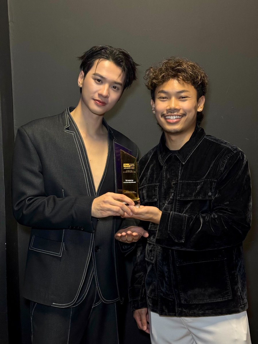 ขอแสดงความยินดีกับ ภาพยนตร์เรื่อง “วิมานหนาม” โดยบริษัท จีดีเอช ห้าห้าเก้า จำกัด ร่วมกับ ใจ สตูดิโอ ที่ได้รับรางวัล Best Film of the Year (สาขาภาพยนตร์ยอดเยี่ยมแห่งปี) จาก The Viral Hits Awards 2025 โดยมี เก่ง หฤษฎ์ บัวย้อย และ จูเนียร์ ณรณ เชิดสูงเนิน ผู้เขียนบทภาพยนตร์