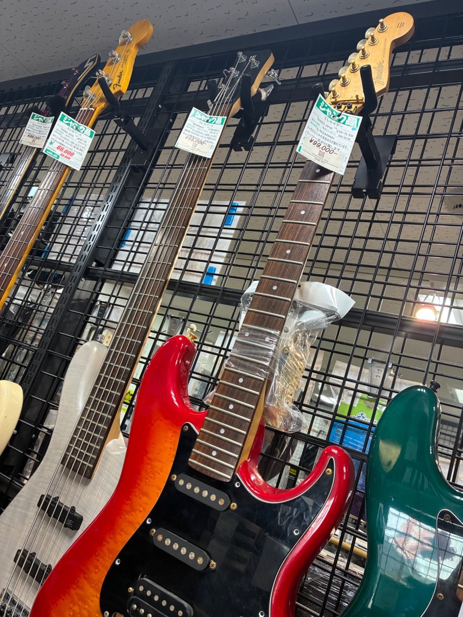 Livaeal0's tweet image. 流石にこの状態で10万円ってのは酷くない？
しかも定価7万5千円のギターやぞ。

まあでも、ヤフオクなんかでは
ジャンクとだけ書いて
判明してる不具合が
修理難易度が高いものか
表記してないのもよく見かけるので
それに比べたら誠実だし
あとは客の我々がこれを妥当な額と思えば買えばいいだけか