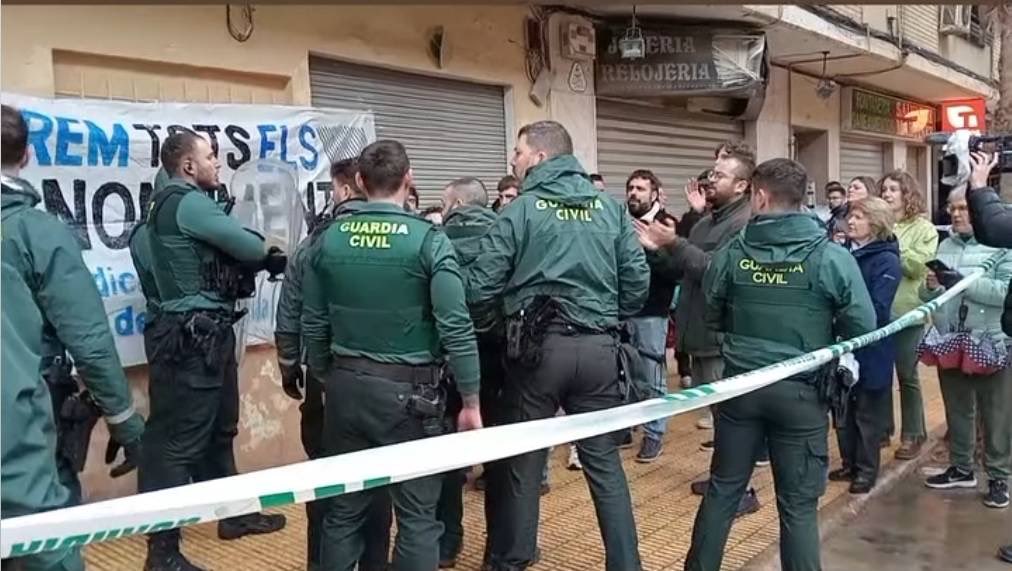 SdHValencia's tweet image. ❌ DESNONAMENT EXECUTAT

La Guàrdia Civil ens ha fet fora de la porta. El jutge no ha dubtat en executar el desnonament i els serveis socials no han oferit cap solució real. 

El negoci de l’habitatge és açò: misèria per a les treballadores i benefici per als rendistes.