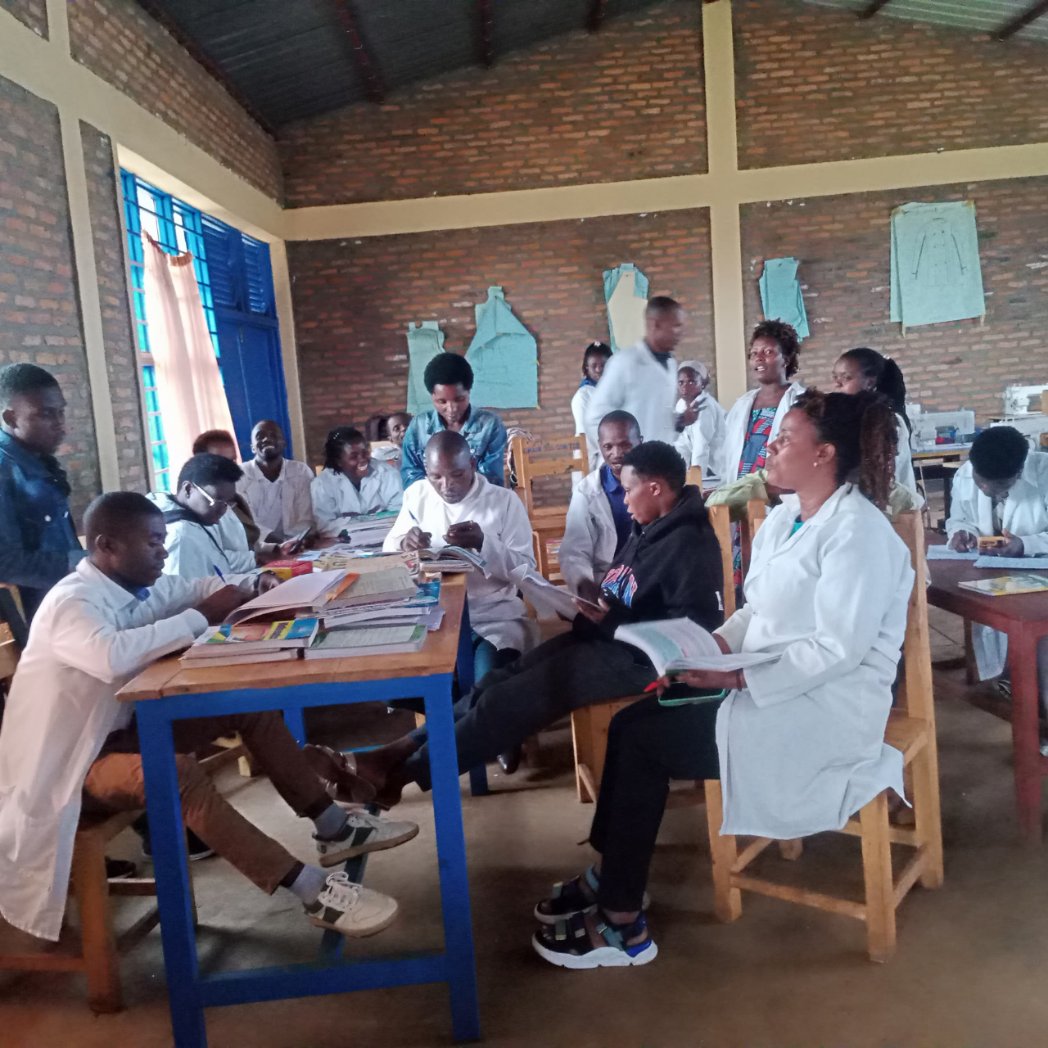 Migongogs's tweet photo. CPD Coordinators with SSMs and teachers have carried out CPD training at school, GS Migongo/TSS on 28/01/2026 to improve digital skills and lesson planning: Class diary. Nursery&amp;primary, Secondary&amp;TVET. H. Master @HABIMANAPHENIAS,@nyarubuye_s ,@KireheDistrict,@REBRwanda https://t.co/KLqRYezLXy
