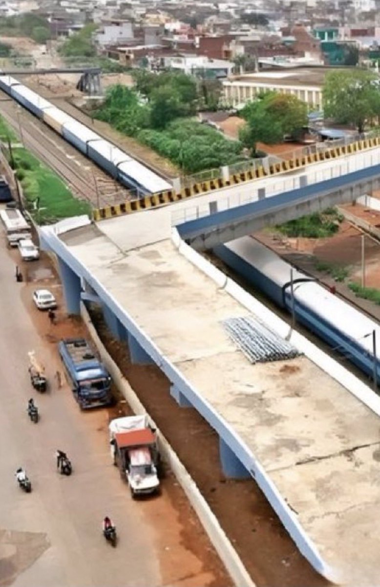 PakBytes's tweet photo. Gems of Indian engineering. Drive at your owm risk #Indian  #IndiaEUTradeDeal  #IndianRailways  #indianroad @narendramodi https://t.co/6TFRoWVE0U