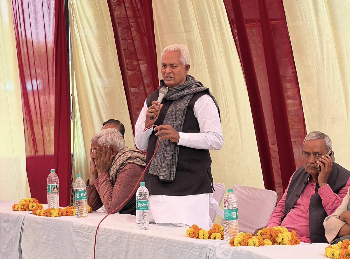 आज मेरे निर्वाचन क्षेत्र लालसोट में "मनरेगा बचाओ संग्राम" के तहत ग्राम पंचायत डिडवाना में आयोजित बैठक को संबोधित किया|

मजदूर वर्ग के रोजगार पर हमला करने वाली भाजपा सरकार द्वारा करोड़ों गरीबों लोगों से रोजगार की 'गारंटी' मनरेगा को छीनने का प्रयास के बारे मे जागरूक किया|