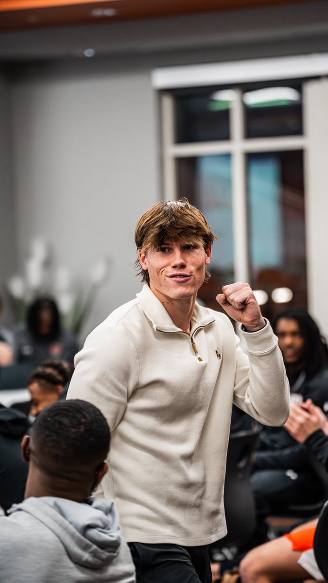 MercerFootball's tweet image. Accountability teams are locked in 🤝

#ATTACK | #DraftDay