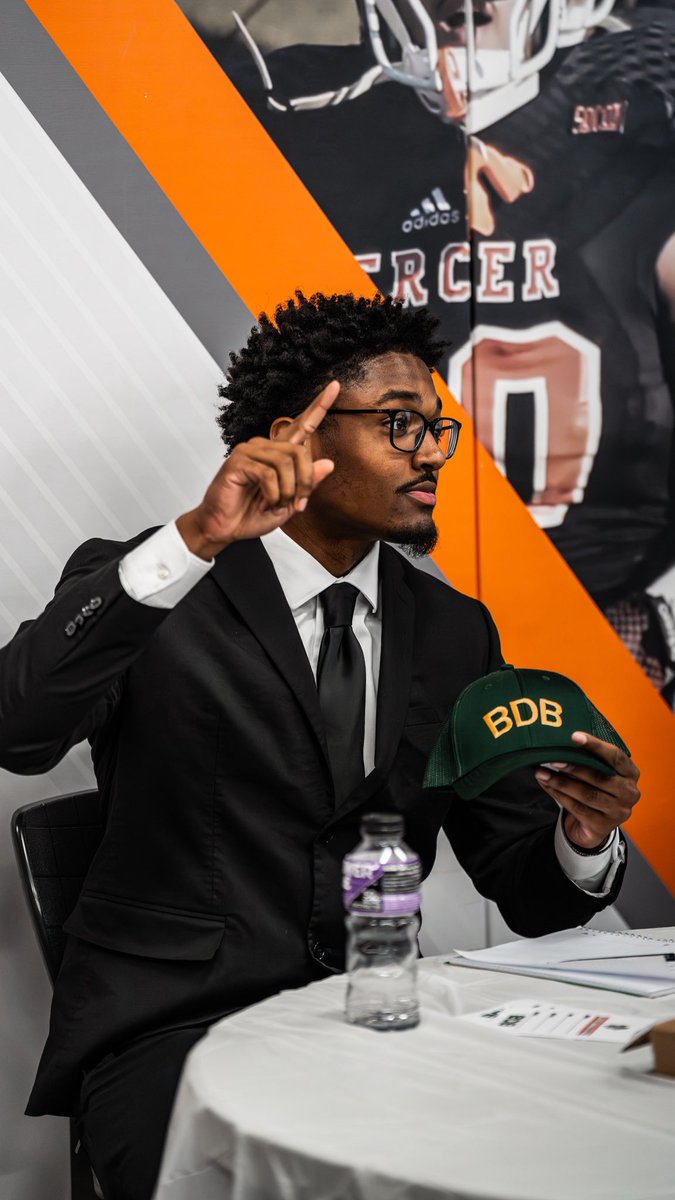 MercerFootball's tweet image. Accountability teams are locked in 🤝

#ATTACK | #DraftDay