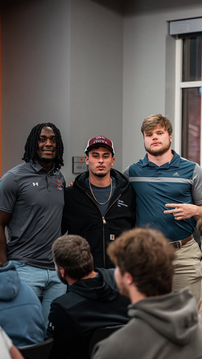 MercerFootball's tweet image. Accountability teams are locked in 🤝

#ATTACK | #DraftDay