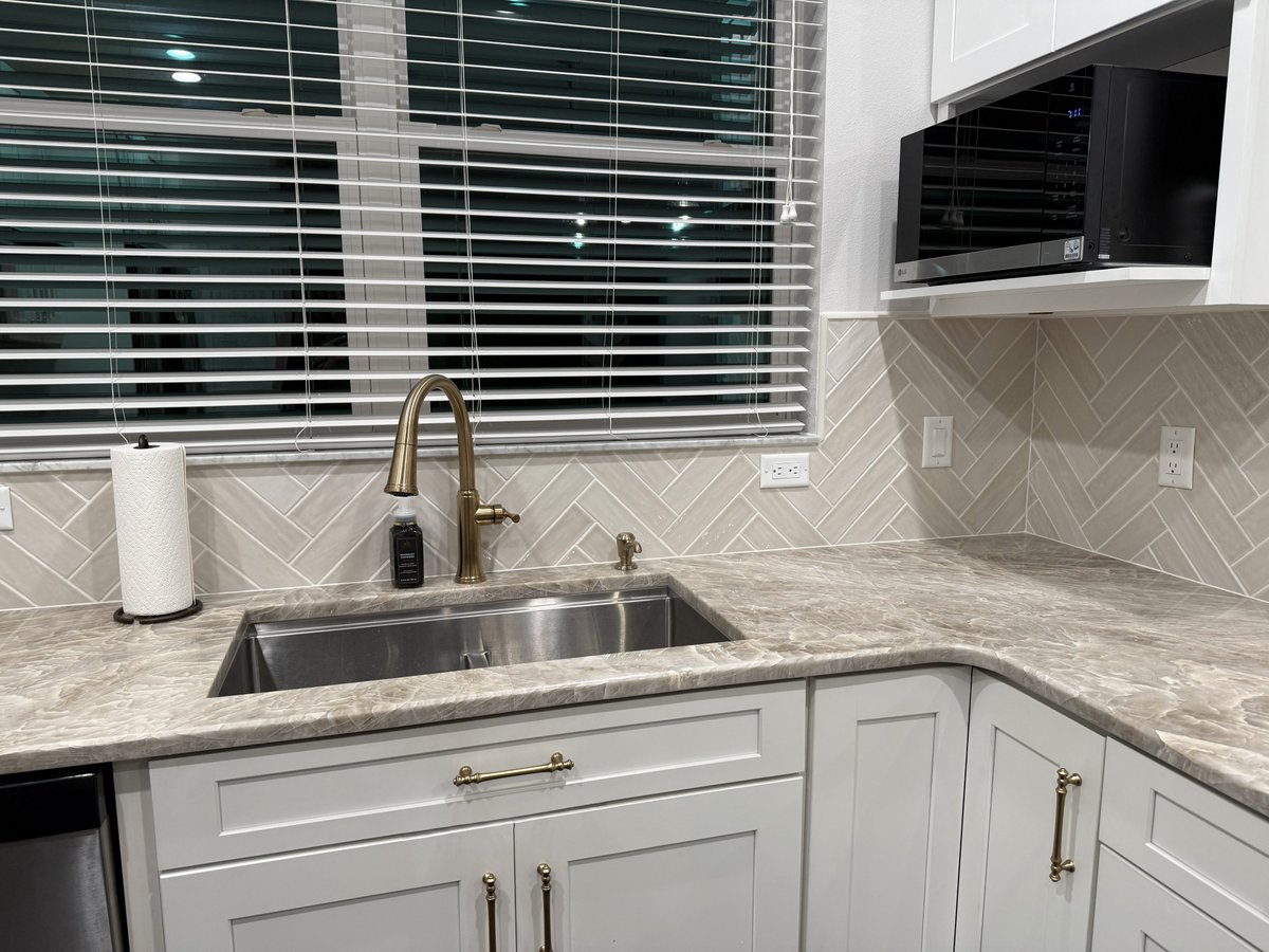 ceramictec's tweet image. Final pics of a backsplash completed last week in the Citrus Park/Westchase area of Tampa, Florida. The tile was a 2.5"x10" Bedrosians "Marin" Sand Dollar ceramic tile set in a herringbone pattern #tile #backsplash #herringbone #westchase #tampa #bedrosians #ceramictec