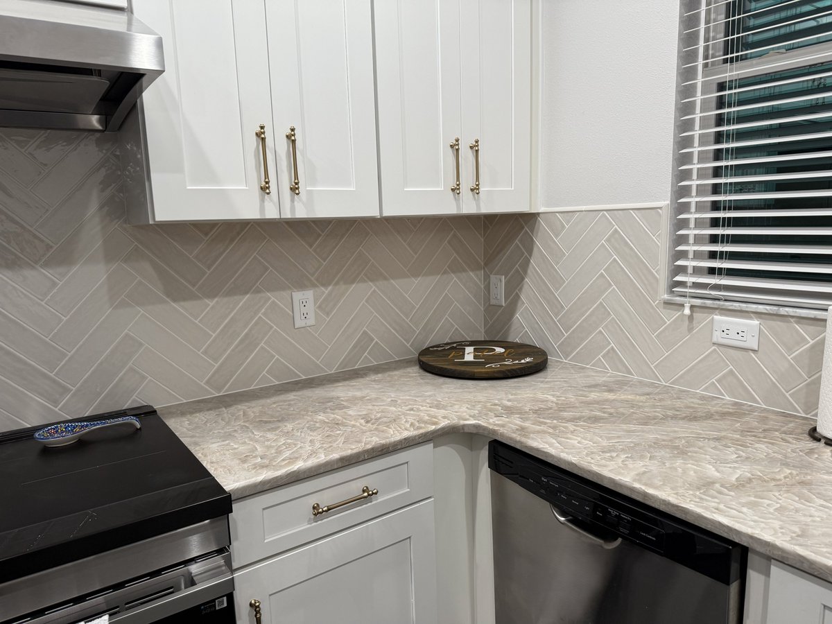 ceramictec's tweet image. Final pics of a backsplash completed last week in the Citrus Park/Westchase area of Tampa, Florida. The tile was a 2.5"x10" Bedrosians "Marin" Sand Dollar ceramic tile set in a herringbone pattern #tile #backsplash #herringbone #westchase #tampa #bedrosians #ceramictec