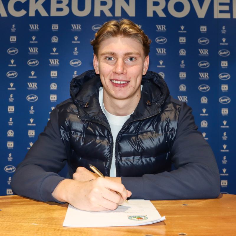 Rovers's tweet photo. ✍️ We are pleased to announce that defender Max Davies has signed a new long-term contract with the club.
 
The 19-year-old centre-back has put pen-to-paper on a new three-and-a-half-year deal through to June 2029, with a one-year option.

Congrats, Max! 🙌

#Rovers 🔵⚪️