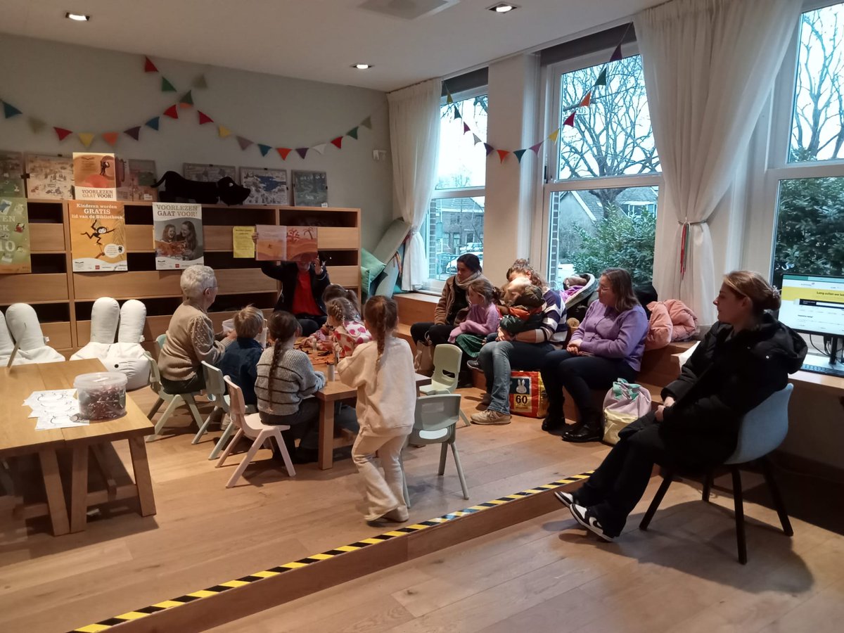 Ook in Alblasserdam volop aandacht voor de <a href="/Voorleesdagen/">Voorleesdagen</a> Vanmiddag las wethouder Margreet de Deugd voor uit Kleine Aap (prentenboek van get jaar 2026) in de bibliotheek. Daarna werd er heerlijk gekleurd en geknutseld #voorlezengaatvoor