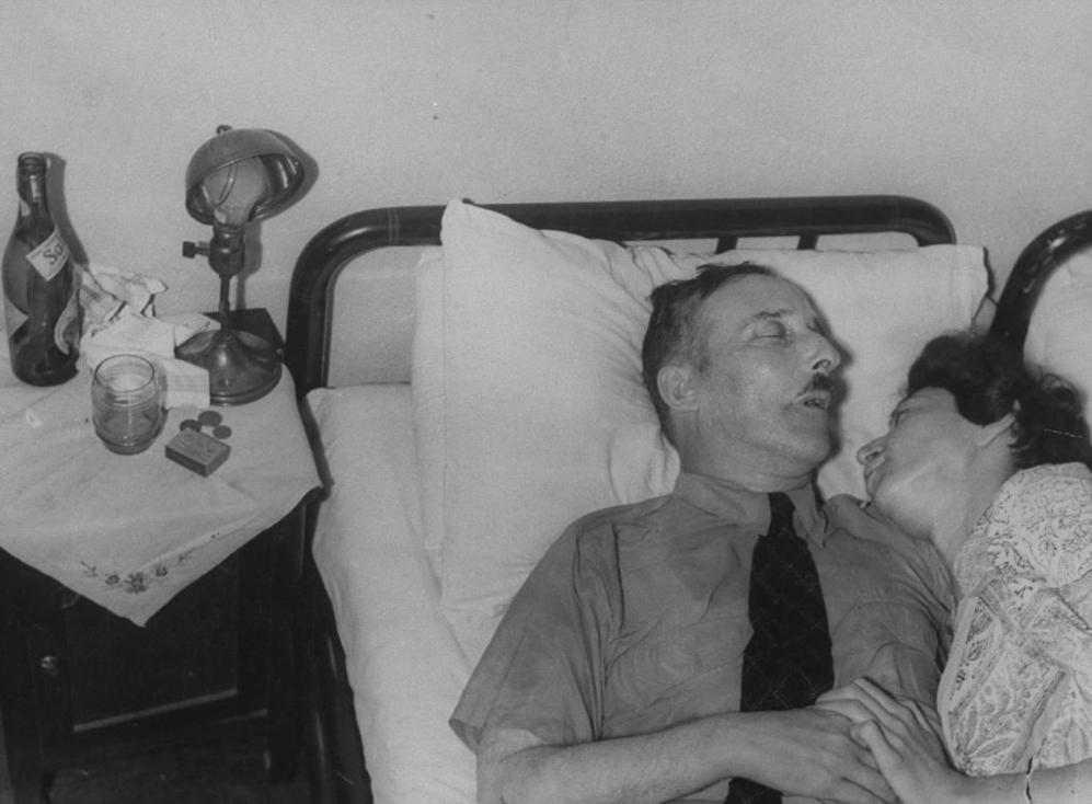 El 22 de febrero de 1942, Stefan Zweig y su esposa Lotte Altmann, desesperados por el futuro de Europa y creyendo que el nazismo se extendería a todo el planeta, decidieron suicidarse.

Sus criados los encontraron abrazados sobre la cama, con dos vasos con veneno sobre la mesa de