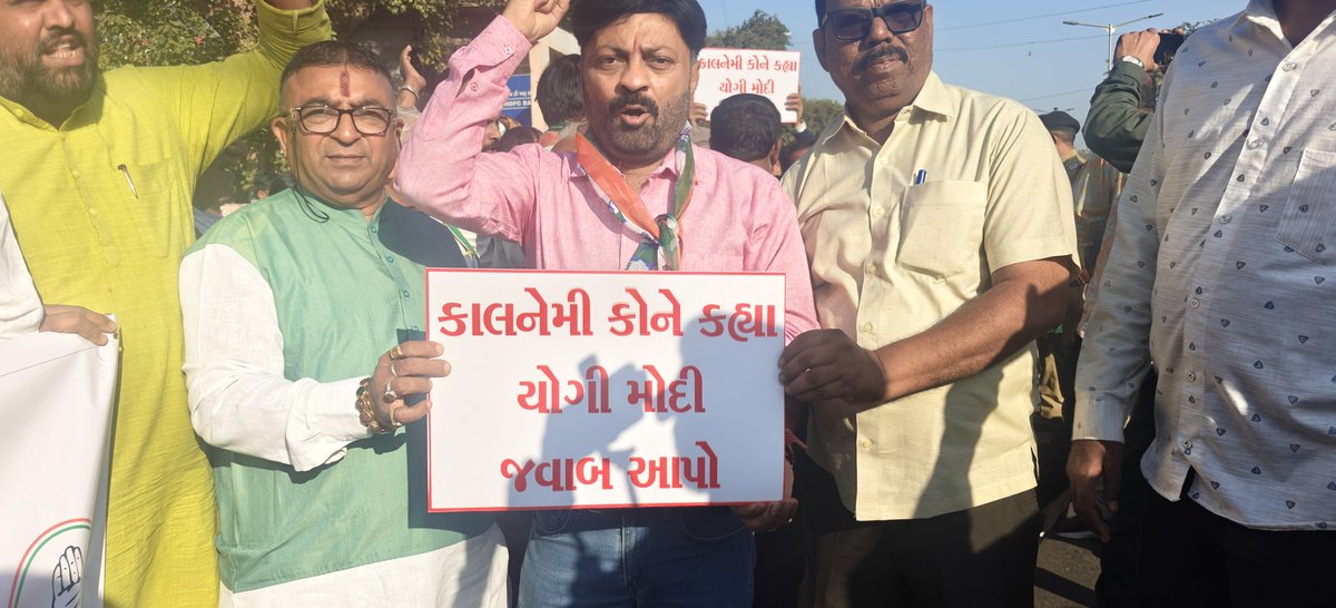 અમદાવાદ શહેર કોંગ્રેસ સમિતી દ્વારા સોનલબેન પટેલની આગેવાનીમા આજ રોજ અદ્વૈતઆશ્રમ શાહપુર બ્રિજના છેડે BJP સરકાર દ્વારા જગતગુરુ શંકરાચાર્ય સ્વામીજીનું અપમાન કરવામાં આવેલ તેના વિરુદ્ધમાં ઉગ્ર વિરોધ પ્રદર્શન કરવામા આવ્યુ.