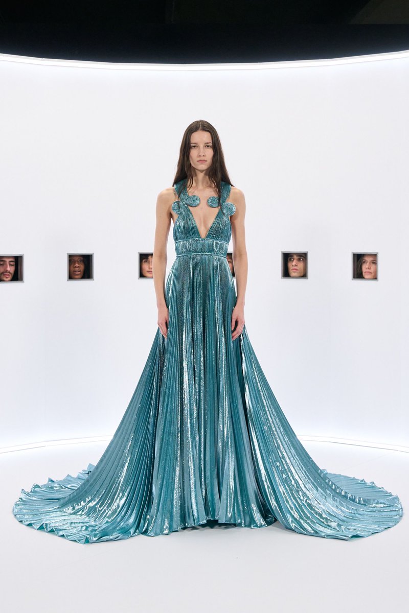 flyrebel's tweet photo. Soooo many potential Oscar’s dresses… https://t.co/CWf3uY23Tu