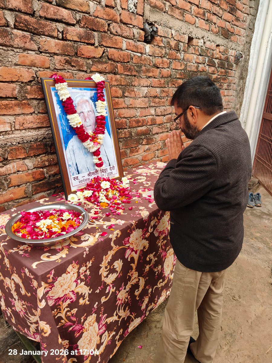 manju27bjp's tweet photo. अपनी विधानसभा क्षेत्र बिधूना मे अपनो के सुख-दुःख में।
#manjusingh #bidhuna #bjp https://t.co/f3vyxIJLJJ