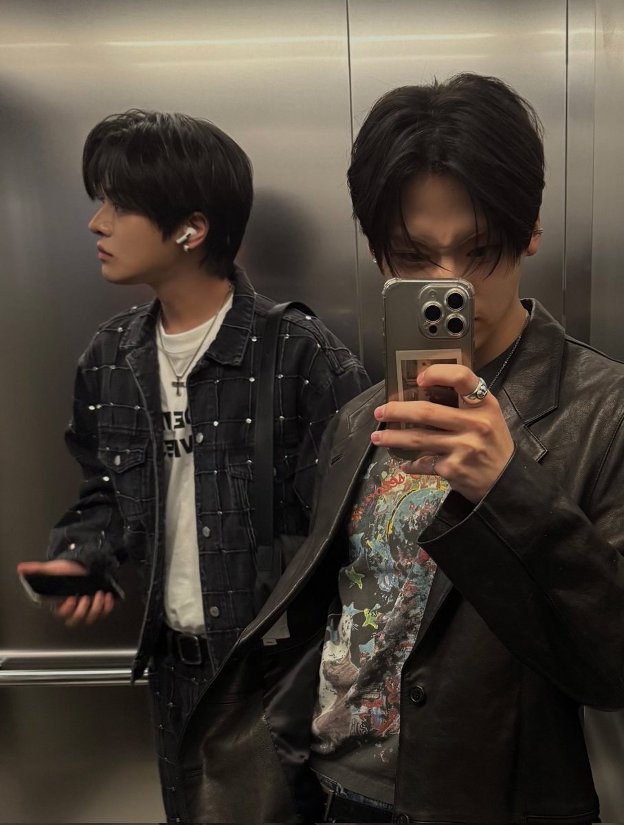 19wons's tweet image. instead of proper selfie sangwon choose these leo photos with him to post but it feels so domestic..