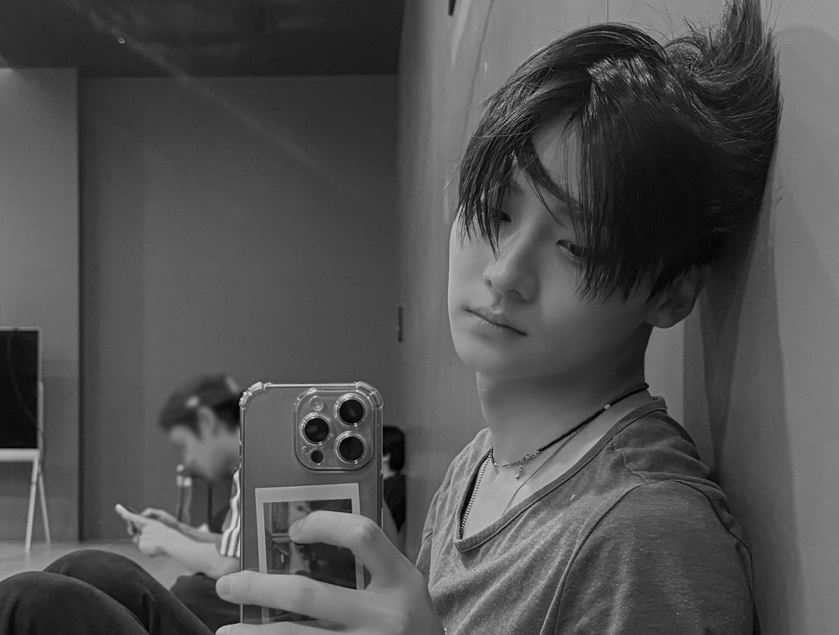 19wons's tweet image. instead of proper selfie sangwon choose these leo photos with him to post but it feels so domestic..