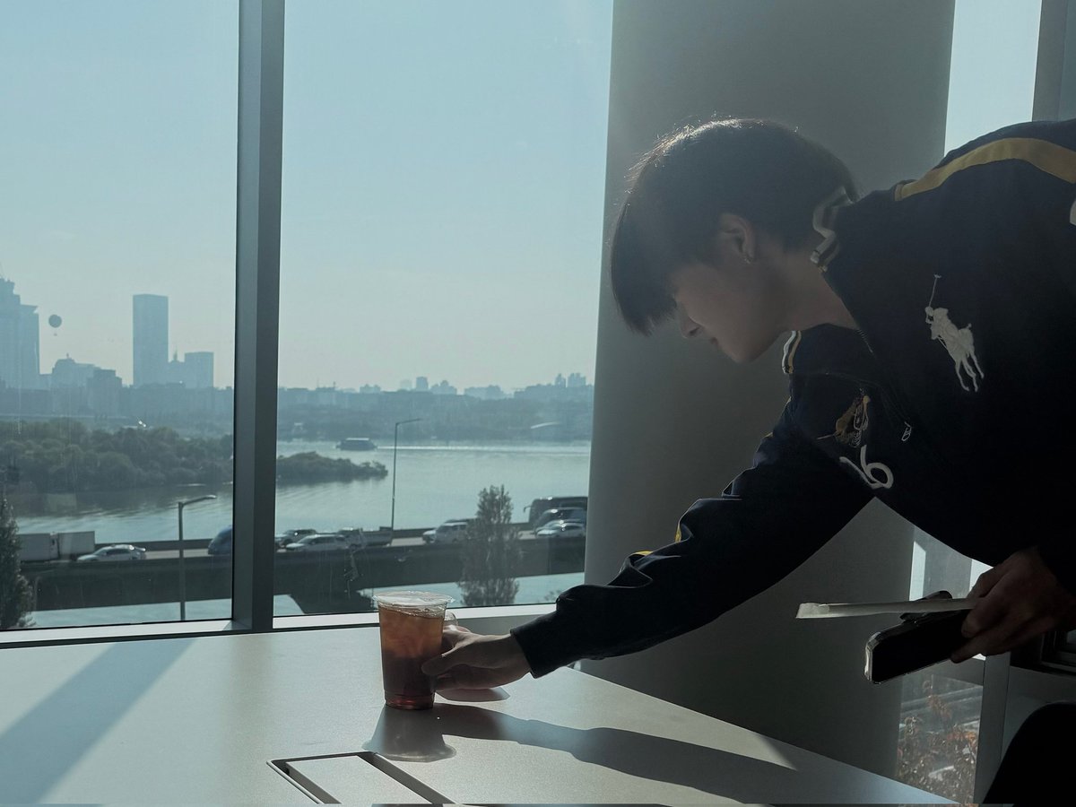 19wons's tweet image. instead of proper selfie sangwon choose these leo photos with him to post but it feels so domestic..