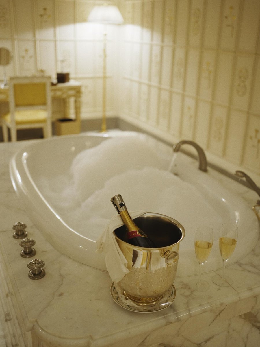 Four Seasons Firenze tweet media