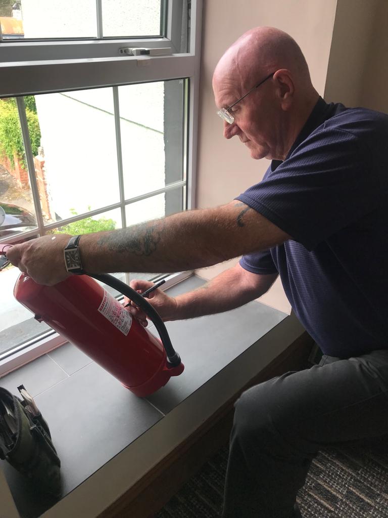 Did you know? ⚠️
UK fire safety law requires the responsible person to keep extinguishers, alarms &amp; emergency lighting in efficient working order.
Tips from Hartson Fire 🔥 bit.ly/4qJX6PD 

#WorkplaceSafety #FireCompliance