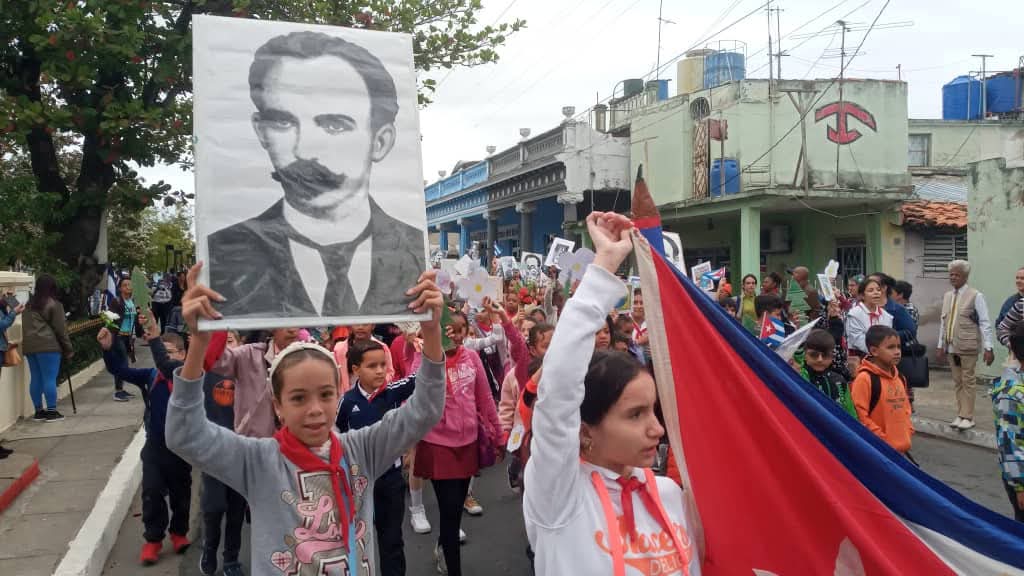 #MartíVive y vivirá por siempre en el pueblo cubano.

En #PinardelRío, como en toda #Cuba, se le rinde el más merecido homenaje, en el aniversario 173 de su natalicio.

<a href="/YamileRamosCord/">Yamilé Ramos Cordero</a> y <a href="/eumelin5/">Eumelin González Sánchez</a>, participan en el Desfile Pioneril Martiano, junto a niños, pioneros y jóvenes