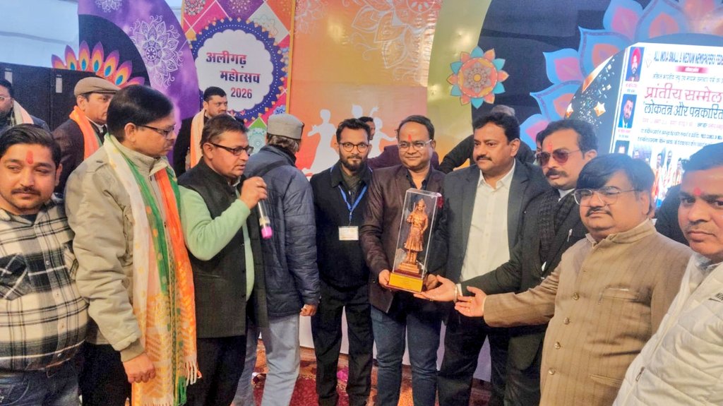 zakir_bharti's tweet image. #Aligarh दिल्ली सदर विधायक @SomduttAAP #AISMNF के कार्यक्रम में आना हुआ।
टाइगर कमाण्ड के संपादक योगेश भारद्वाज ने उनको अलीगढ़ के ताला #linkLock भेंट किया। उनके साथ @AapkaVipin3831 और #SonuSingh भी मौजूद रहे। 
पंडित एसके भारद्वाज संपादक स्वराज अभियान भी मौजूद रहे।
@AamAadmiParty